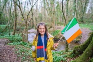 девочка с флагом ирландии